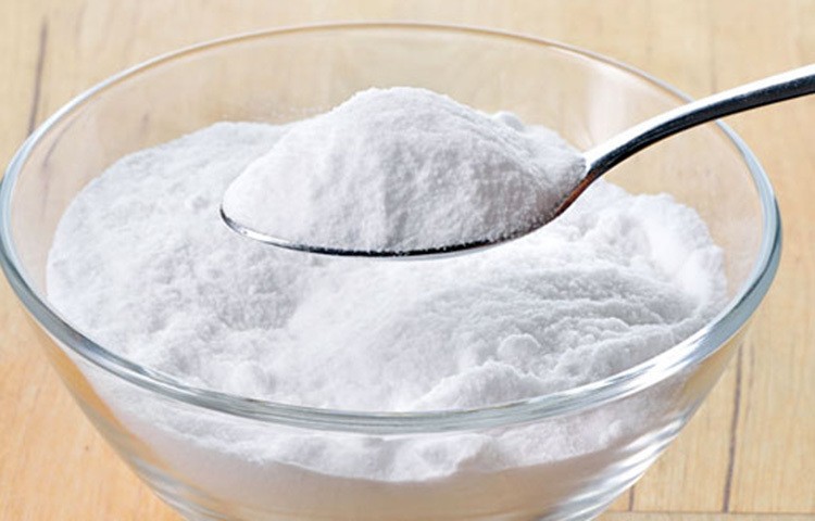 বেকিং সোডা: তিন টেবিলচামচ পানিতে এক টেবিলচামচ বেকিং সোডা যোগ করে পেস্ট বানিয়ে নিন। এটা মুখে লাগিয়ে রাখুন, শুকিয়ে না যাওয়া অব্দি রাখুন, পুরোপুরি শুকিয়ে গেলে তবেই ধুয়ে ফেলুন। ছবি: সংগৃহীত