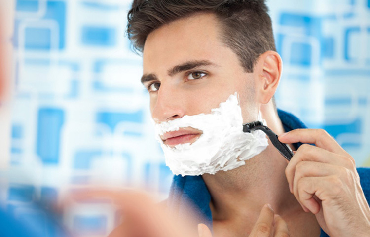 দাঁড়ি কাটার সময় একটি বা দুটির বেশি ব্লেড ব্যবহার করবেন না, এমনটাই মত চিকিৎসকদের। ছবি: সংগৃহীত
