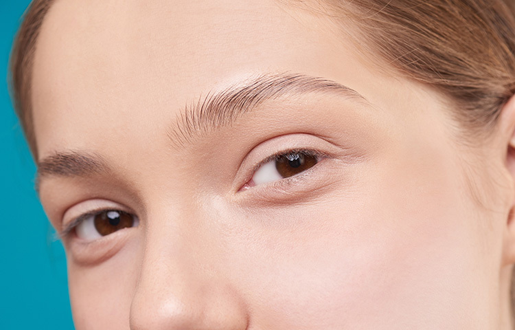 মেলাসমা: মেলাসমা হল এমন পিগমেন্টারি ডিসঅর্ডার যার ফলে মুখে বাদামি বা ধূসর বাদামি রঙের ছোপ দেখা যায়। এই দাগগুলো সম্পূর্ণ মুখে ছড়িয়ে যেতে পারে আবার অস্পষ্টভাবে জায়গায় জায়গায় দেখা দিতে পারে। ঠিক কী কারণে এই রোগ হয় তা এখনো নির্ধারণ করতে পারেনি গবেষকরা। অতিবেগুনি রশ্মি, গর্ভনিরোধকের ব্যবহারের ফলে ইস্ট্রোজেনের মাত্রা বৃদ্ধি, ফটোটক্সিক বা বংশগত কারণে সাধারণত এই সমস্যা দেখা যায়। অতিবেগুনি রশ্মির সংস্পর্শে আসাকে এই রোগের মূল কারণ হিসেবে ধরা হয়। ছবি: সংগৃহীত