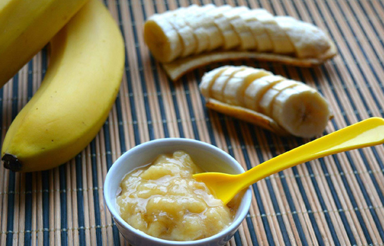 কলার মাস্ক: সময়ের অভাবে খেতে ভুলে যান? ত্বকের যত্নের একটা বড় অংশ হল খাবার তাই খাবার খেতে ভুলবেন না। তবে বাড়িতে কলা পুরোনো হয়ে কালো হয়ে গেছে? তাহলে তার সঙ্গে মেশান এক টেবিলচামচ মধু, দুফোঁটা লেবুর রস। ১৫ মিনিট মুখে লাগিয়ে রেখে ধুয়ে ফেলুন। এরপর হালকা ময়শ্চারাইজার মেখে নিন। এতে আপনার ত্বক উজ্জল হবে। ছবি: সংগৃহীত