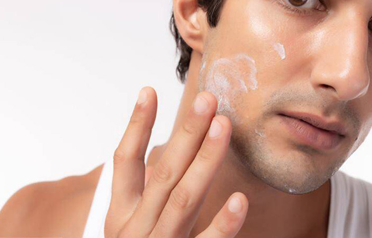 আফটার-শেভ ব্যবহরের না করে ময়েশ্চরাইজার ব্যবহার করতে পারেন বলে পরামর্শ বিশেষজ্ঞদের। ছবি: সংগৃহীত