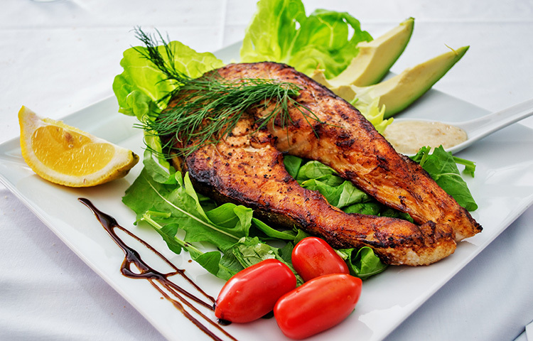 ওমেগা থ্রি-র উৎস হিসেবে মাছ অতুলনীয়। ত্বকের জন্য ওমেগা থ্রি খুবই গুরুত্বপূর্ণ। তবে রোজই মাছের ঝোল বা ঝাল না খেয়ে মাঝে মাঝে খান গ্রিলড বা বেকড ফিশ-ও। ইনফ্লেমেশন কমিয়ে ত্বককে উজ্জ্বল রাখে মাছের ওমেগা থ্রি। ছবি: সংগৃহীত