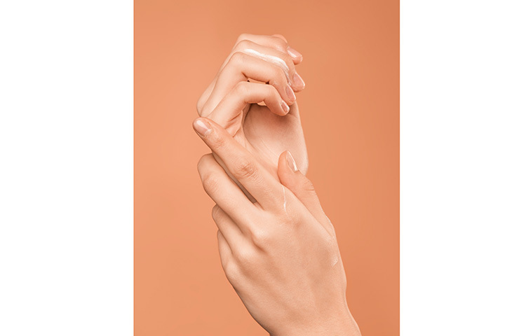 লেন্টিজিনস: তীব্র রোদের সংস্পর্শে আসার ফলে ত্বকের ওপরে হালকা বাদামি থেকে গাঢ় বাদামি কালো দাগ সৃষ্টি হয়, এই দাগগুলোকে লেন্টিজিনস বলা হয়। বয়স বাড়ার সঙ্গে সঙ্গে এই জেদি দাগের সংখ্যাও বাড়তে থাকে। যাদের ত্বকে প্রচুর লেন্টিজিনস রয়েছে তারা বেশি রোদের সংস্পর্শে এলে স্কিন ক্যানসার পর্যন্ত হতে পারে। ছবি: সংগৃহীত