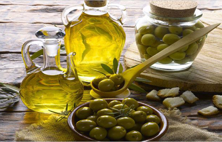 অলিভ অয়েল এই গরমেও অনেকের ঠোঁট ফেঁটে যায়, সেক্ষেত্রে অলিভ অয়েল তারা সাধারণ লিপ বামের বদলে বেছে নিন অলিভ অয়েল মাস্ক। অলিভ অয়েলের সঙ্গে নারকেল তেল আর একভাগ মধু মিশিয়ে ঠোঁটে লাগিয়ে সারা রাত রেখে দিন, ঠোঁট তুলতুলে নরম থাকবে। ছবি: সংগৃহীত