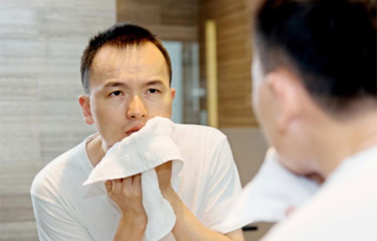 মুখ মোছার সময়ে তোয়ালে দিয়ে ত্বক না ঘষে। আলতো করে পানি শুকিয়ে নেয়ার পরামর্শ বিশেষজ্ঞদের। ছবি: সংগৃহীত