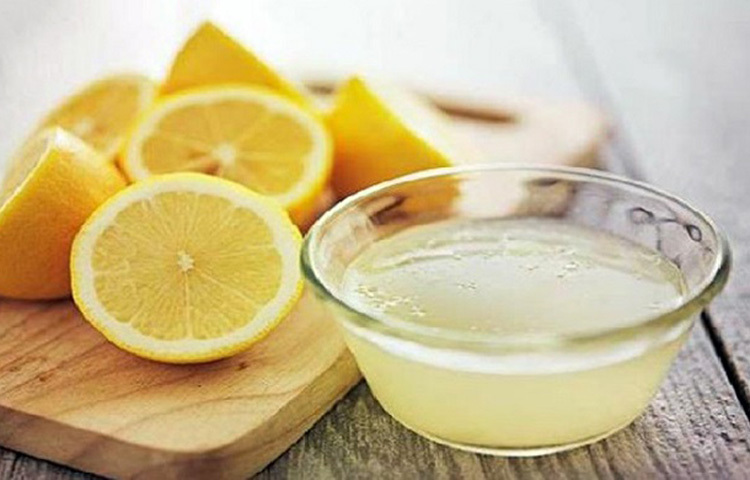 লেবুর রস: পাতি লেবুর গুণ নিয়ে আলাদা করে কিছু বলার অপেক্ষা রাখে না। পাতি লেবুতে ভিটামিন সি থাকায় এর গুণ সমৃদ্ধ। সাধারণ পাতিলেবুর রসের সঙ্গে ব্যাসন মিশিয়ে মুখে লাগিয়ে কিছুক্ষণ রেখে দিন। লেবুর রস, গোলাপজল আর গ্লিসারিন সমান পরিমাণে মিশিয়ে মুখে লাগান। ১৫ মিনিট রেখে ধুয়ে ফেলবেন। পাতিলেবুর রস ব্রণ, গরমের ফুসকুড়ি কমিয়ে ত্বক সুস্থ রাখাবে। ছবি: সংগৃহীত