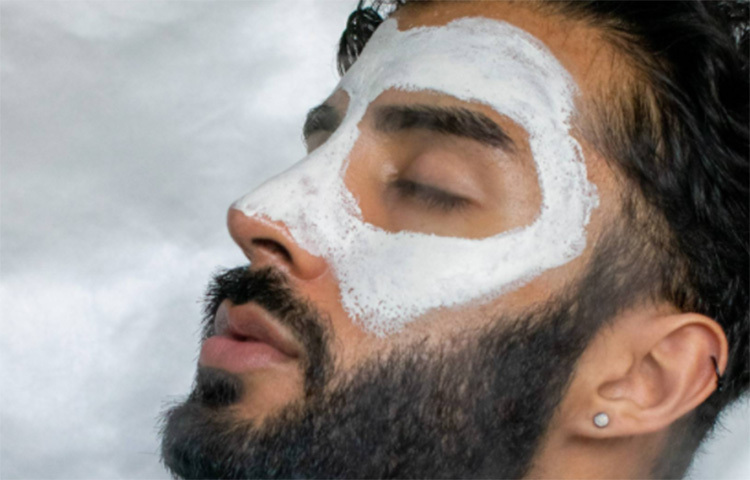 পুরুষদের ত্বক পুরু ও তৈলাক্ত হয়। ত্বক-পরিচর্যার মহিলাদের থেকে খানিক আলাদা। পুরুষদের অ্যান্টি-অক্সিড্যান্ট সমৃদ্ধ শাক-সবজি ও ফলমূল যেমন বিট, পালং শাক ইত্যাদি খাওয়া উচিত বলে মত বিশেষজ্ঞদের। ছবি: সংগৃহীত