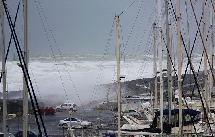 পৃথিবীর তাপমাত্রা ক্রমশ বাড়ছে। আর তাপমাত্রার সঙ্গেই পাল্লা দিয়ে বাড়ছে সমুদ্রের পানির স্তর। দক্ষিণ মেরুর উত্তর প্রান্তের ‘এসপ্যারেঞ্জা বেসে’-এর তাপমাত্রাও দ্রুত বাড়ছে। বর্তমানে তা ১৮.৩ ডিগ্রি সেলসিয়াস পর্যন্ত ছুঁয়ে ফেলেছে!