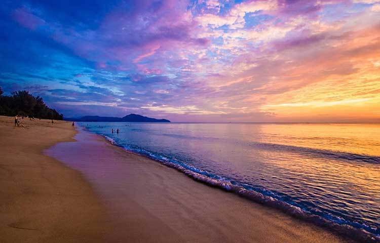 পর্যটকদের অত্যন্ত প্রিয় থাইল্যান্ডের বিশ্বখ্যাত ম্যাই খ্যাও বিচ ৩৬ হাজার ফুট দৈর্ঘ্যবিশিষ্ট।