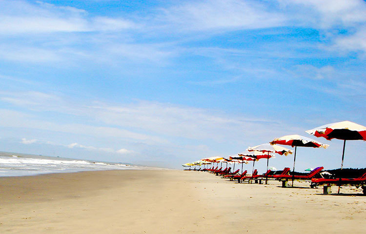 বিশ্বের দীর্ঘতম সমুদ্রসৈকত বাংলাদেশের কক্সবাজার। এটি দেখেতে বিশ্বের নানা প্রান্ত থেকে পর্যটকরা ছুটে আসেন।