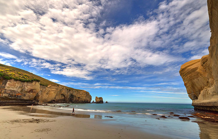 দিগন্ত ছোঁয়া দৃশ্য। এটি নিউজিল্যান্ডের টানেল সমুদ্রসৈকত । এই সমুদ্রসৈকতের সৌন্দর্যের প্রেমে পড়ে পর্যটকরা বার বার ছুটে আসেন।