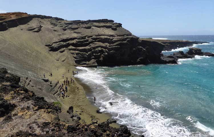 ফেনায়িত ঢেউগুলো এসে আছড়ে তীরে। এটি হাওয়াইয়ের পাপাকেলা সমুদ্রসৈকত।