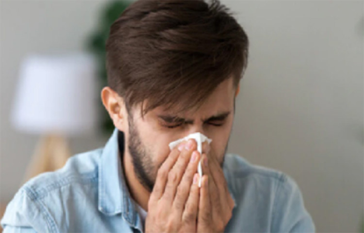 এই সময় বৃষ্টিতে ভেজা, দুপুরে ঘুমানো, এমনকী অতিরিক্ত শরীরচর্চাও এড়িয়ে যেতে পরামর্শ চিকিৎসকদের। ছবি: সংগৃহীত