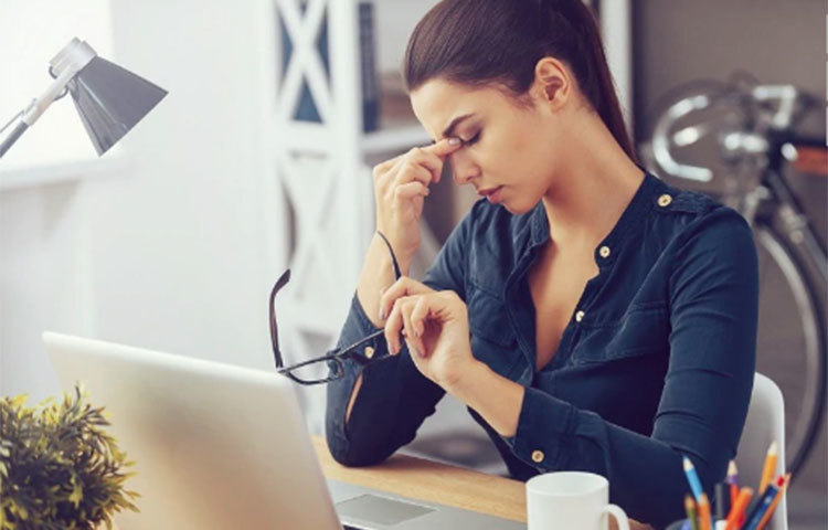 আপনার কি সারাদিনই ঘুম পায়? কাজের মাঝে প্রায়ই ঘুমিয়ে পড়েন? কেন এত বেশি ঘুম পায়? আপনি নারকোলেপ্সিতে ভুগছেন না তো? দেখুন তো এই সমস্যাগুলোও হচ্ছে কিনা।