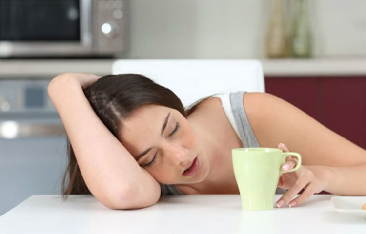 নারকোলেপ্সির সবচেয়ে বড় লক্ষণ হল কাজের মধ্যে সারাদিন ঘুম পাওয়া কেউ কেউ ঘুমিয়েও পড়েন। এদের মধ্যে ৪০ শতাংশই ঘুম ভেঙেই যে কাজ করছিলেন সেটা করে যেতে পারলেও বাকিরা রীতিমতো ভুলে যান কী করছিলেন।