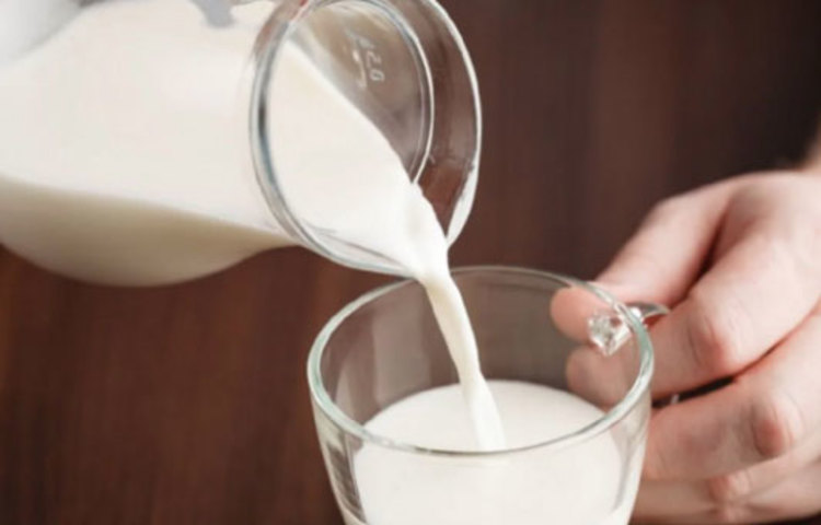 দুধ: রাতে খাবার আগে কখনো দুধ খাওয়া উচিত না। কারণ দুধে প্রোটিন থাকে। এর ফলে হজমে গোলমাল হয়।