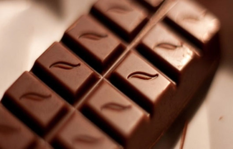 রাতে ঘুমোতে যাওয়ার আগে চকলেট খাওয়াও উচিত নয়। কারণ তাতে ঘুমের ভাব কমে যায়।
