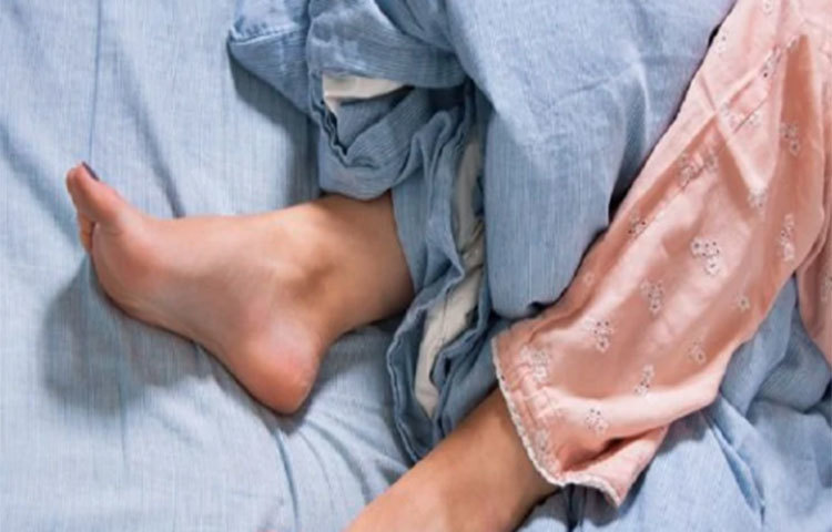 স্লিপ প্যারালিসিসও অনেকটা ক্যাটালেপটিক অ্যাটাকের মতো। ঘুমের মধ্যে মনে হয় পুরো শরীর শিথিল হয়ে গিয়েছে। সাধারণতন যারা নারকোলেপ্সিতে ভোগেন তাদের ১৭ থেকে ৪০ শতাংশের স্লিপ প্যারালিসিসের সমস্যা রয়েছে।