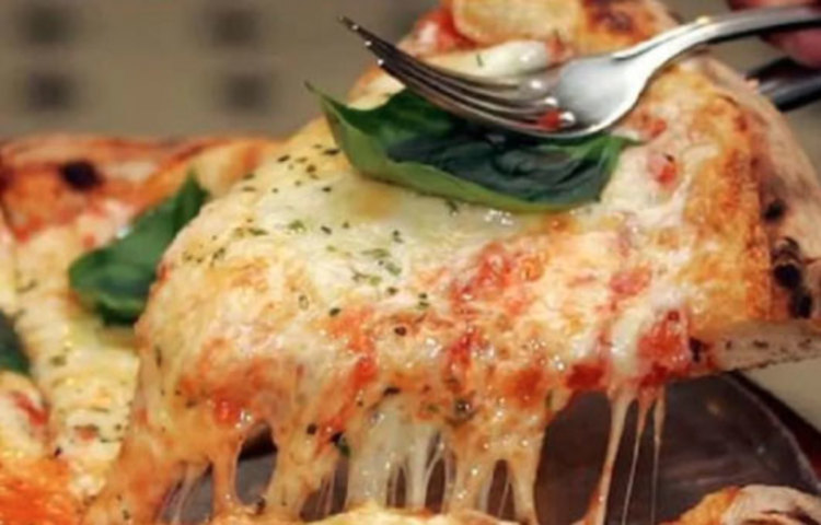 পিৎজার একটা টুকরো মুখে দিয়ে শুতে চলে যান অনেকেই। কিন্তু একে তো ফাস্টফুড, তারপর হাই ক্যালোরি। ঘুমের মধ্যে এই খাবার হজম হতে চায় না।