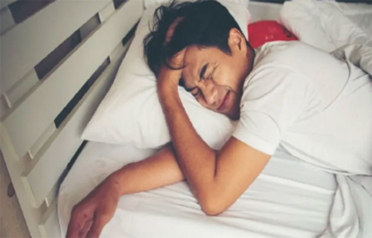 নারকোলেপ্সির অন্যতম সমস্যা হল ডিস্টার্বড স্লিপ বা ঘুমের সমস্যা। সাধারণত আমরা ঘুমনোর ৮০ থেকে ৯০ মিনিটের মধ্যে স্বপ্ন দেখা শুরু করি। কিন্তু যারা নারকোলেপ্সিতে ভুগছেন তারা ঘুমনোর ১৫ মিনিটের মধ্যে স্বপ্ন দেখতে শুরু করেন। এর ফলে ঘুম ভেঙে যায় ও অনিদ্রার সমস্যা হয়।