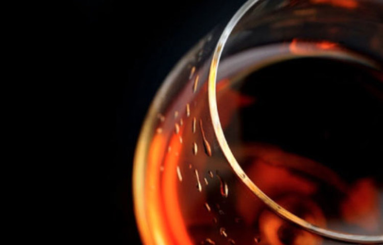 মদ্যপান করেই বিছানায় যাওয়া অনুচিত। কারণ তাতে লিভার সমস্যা দেখা দিতে পারে। এছাড়া এভাবে ঘুমোতে গেলে পরের দিন হ্যাং ওভার অনিবার্য।