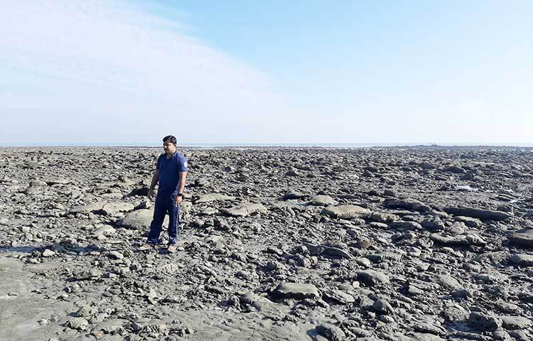 যেদিকে চোখ যায় শুধু নীল আর নীল। আকাশ আর সমুদ্রের নীল সেখানে মিলেমিশে একাকার। এখানে অগভীর দীর্ঘ সমুদ্রতট, সামুদ্রিক প্রবাল, সাগরের ঢেউয়ের ছন্দ সবাইকে মুগ্ধ করে। ছবি: জাগো নিউজ