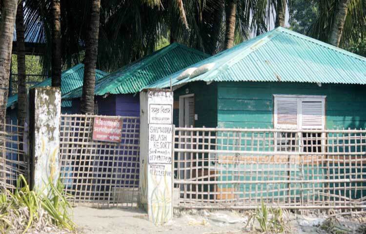 অপরূপ সেন্টমার্টিনের যেন আলাদা একটি সৌন্দর্য নন্দিত কথাসাহিত্যিক, নাট্যকার ও চলচ্চিত্র নির্মাতা হুমায়ূন আহমেদের ‘সমুদ্র বিলাস’ কটেজ। সমুদ্রের তীরঘেঁষে নির্মাণ করা হয় কটেজটি। সকাল-বিকেল রঙ বদল করা সেন্টমার্টিনের অনেক রঙ-রূপের দেখা মেলে সমুদ্র বিলাস থেকে। ছবি: জাগো নিউজ