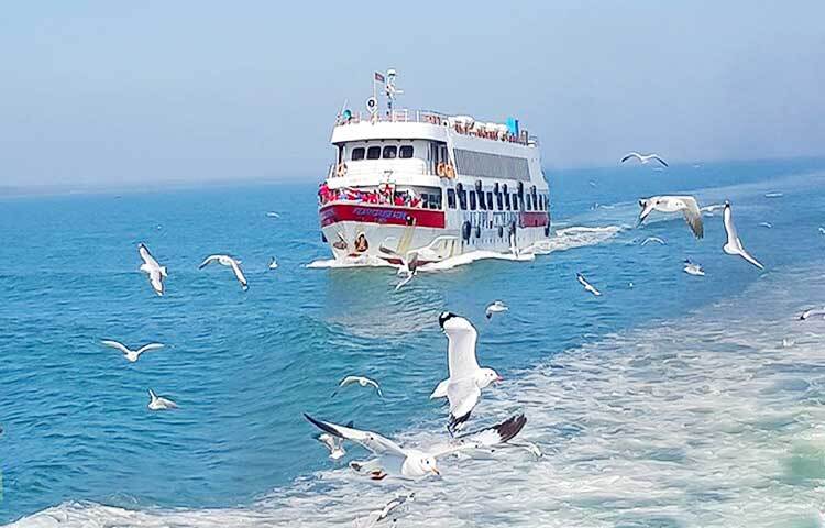 পর্যটকদের নিয়ে সেন্টমার্টিনের পথে যাত্রীবাহী জাহাজ। ছবি: জাগো নিউজ