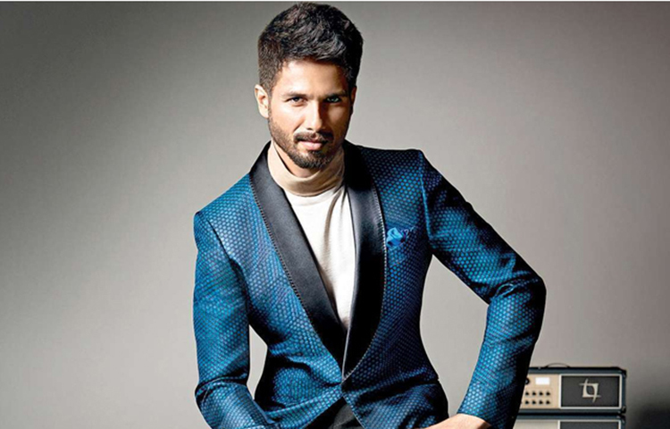 এই অনলাইন সমীক্ষায় দ্বিতীয় স্থানে রয়েছেন শাহিদ কাপুর, তৃতীয় স্থানে রয়েছেন টেলিভিশন অভিনেতা ভিভিয়ান দিসেনা।