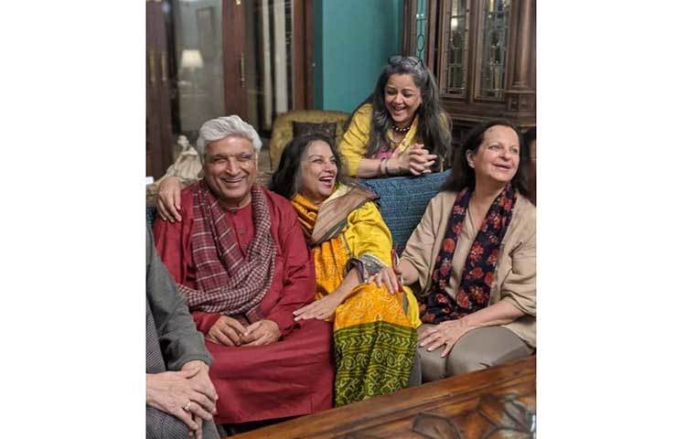 পারিবারের সবার সাথে শাবানা।