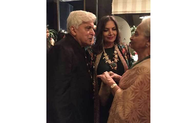 প্রসঙ্গত, কাইফি আজমির বাড়িতে গিয়ে পরিচয় হয় শাবানার সঙ্গে। প্রথম স্ত্রীর সঙ্গে বিচ্ছেদের পর ১৯৮৪ সালে শাবানার সঙ্গে গাঁটছড়া বাঁধেন জাভেদ আখতার। ৩৫ বছর ধরে জাভেদ আখতারের সঙ্গে সাংসারিক জীবন কেমন কাটাচ্ছেন শাবানা আজমি, সে বিষয়ে সম্প্রতি মুখ খোলেন বলিউড অভিনেত্রী।