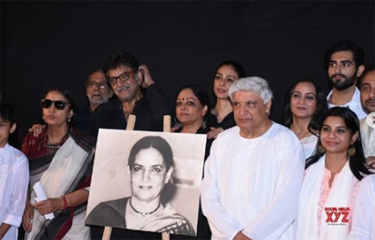 গুলজারের সঙ্গে অন্যান্যরা।