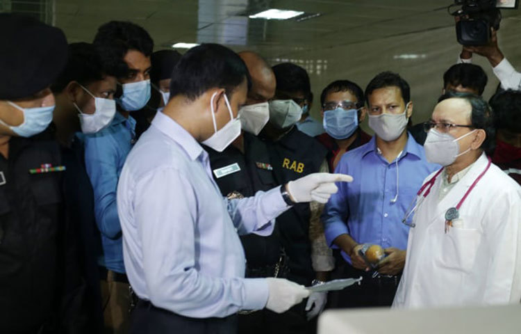 স্বাস্থ্য অধিদফতরের অনুমোদন ছাড়াই র‌্যাপিড কিট দিয়ে কোভিড-১৯ আক্রান্ত রোগীদের অ্যান্টিবডি পরীক্ষা করে আসছিল রাজধানীর গুলশান-২ এ অবস্থিত সাহাবউদ্দিন মেডিকেল কলেজ হাসপাতাল। ছবি: মাহবুব আলম