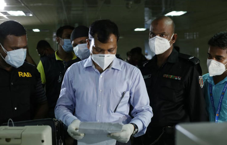 এছাড়া তারা অ্যান্টিবডি পরীক্ষার নামে রোগীদের কাছ থেকে তিন হাজার থেকে ১০ হাজার টাকা করেও নিত বলে অভিযোগ রয়েছে। ছবি: মাহবুব আলাম