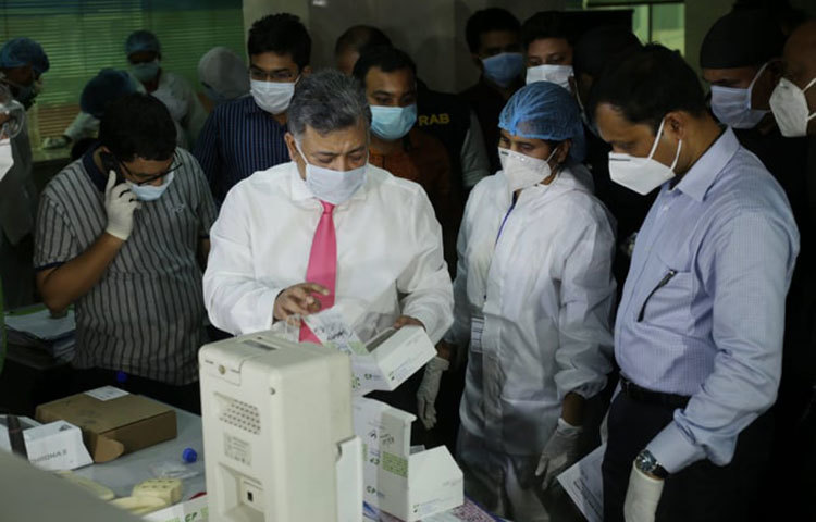 এসব অভিযোগে হাসপাতালটিতে অভিযান চালিয়েছে র‌্যাব। ছবি: মাহবুব আলম