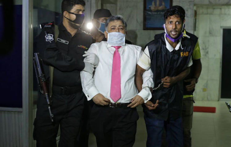 অভিযানে অসহযোগিতা করায় হাসপাতালের সহকারী পরিচালক ডা. মোহাম্মদ আবুল হাসনাতকে হাতকড়া পরিয়ে র‌্যাব হেফাজতে নেয়া হয়েছে। ছবি: মাহবুব আলম