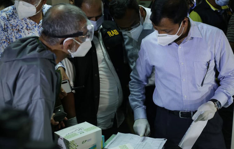 অভিযানে নেতৃত্বদানকারী র‌্যাবের নির্বাহী ম্যাজিস্ট্রেট সারোয়ার আলম বলেন, হাসপাতালটিতে আমরা তিনটি অভিযোগ পেয়েছি। এর মধ্যে স্বাস্থ্য অধিদফতর থেকে কোভিড-১৯ পরীক্ষার অনুমোদন দিয়েছিল। কিন্তু তাদের কোভিড-১৯ পরীক্ষার স্বয়ংক্রিয় মেশিন না থাকায় অনুমোদন বাতিল করা হয়। ছবি: মাহবুব আলম