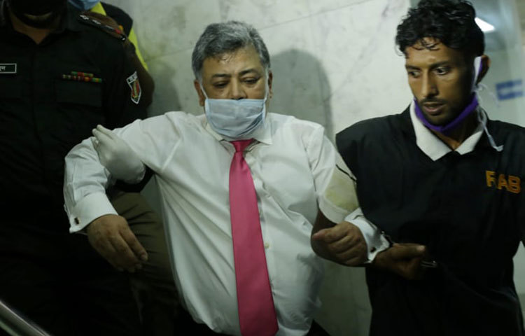 হাতকড়া পরিয়ে নিয়ে যাওয়া হচ্ছে সাহাবউদ্দিন মেডিকেল কলেজ হাসপাতালের ডাক্তারকে। ছবি: মাহবুব আলম