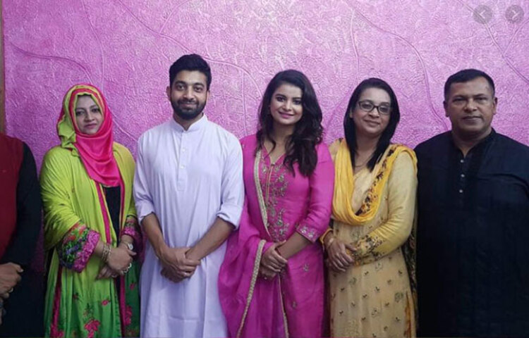 সমালোনার জবাবে ফারিয়া বলেন ‘তার মানে কী দাঁড়ালো, মানুষ বেøইম গেইম, গালিগালাজ, মানুষকে ছোট করা পছন্দ করে! বিচ্ছেদ কেন সুন্দর হবে! কেন বলবে আমরা বিচ্ছেদের পরও বন্ধুত্ব থাকবে! যেই মানুষটা পাঁচ বছর ধরে আমার জীবনের সঙ্গে প্রত্যক্ষ-পরোক্ষভাবে জড়িয়ে ছিল, এত এত স্মৃতি, যা চাইলেই মোছা যাবে না, তাকে কিভাবে ছোট করি?’ ছবি: সংগৃহীত