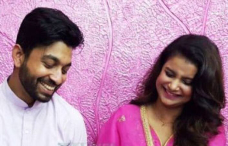 ২০১৫ সালে ফেসবুকের মাধ্যমে হারুন অর রশিদ অপুর সঙ্গে শবনম ফারিয়ার বন্ধুত্ব হয়। এরপর ফেসবুকে কথা বলতে বলতে তাদের দুজনের মধ্যে বন্ধুত্বের বন্ধন গভীর হয়। তিন বছর ধরে চলে তাদের বন্ধুত্ব। তারই একপর্যায়ে দুজনই পরস্পরের প্রতি ভালোবাসা অনুভব করেন। ছবি: সংগৃহীত