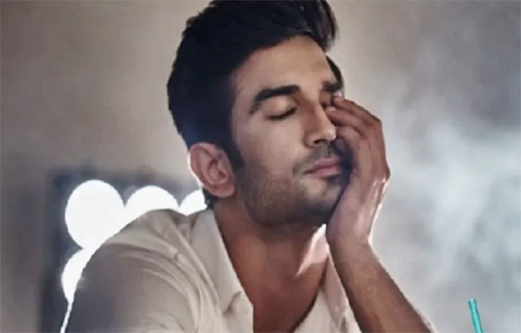 এর আগে এই সিদ্ধার্থই জানিয়েছিলেন, সুশান্তের পরিবার নাকি রিয়ার বিরুদ্ধে মুখ খোলার জন্য তার উপর চাপ দিচ্ছে। পরে অবশ্য তাঁর সেই দাবি নাকচ হয়ে যায়। সুশান্তের ব্যক্তিগত ডায়রির শেষ কয়েকটি পাতা ছিল ছেঁড়া। এব্যাপারেও সিদ্ধান্তের দাবি, নায়কের মাঝেমধ্যেই নিজের ডায়রি ছেঁড়ার অভ্যেস ছিল।