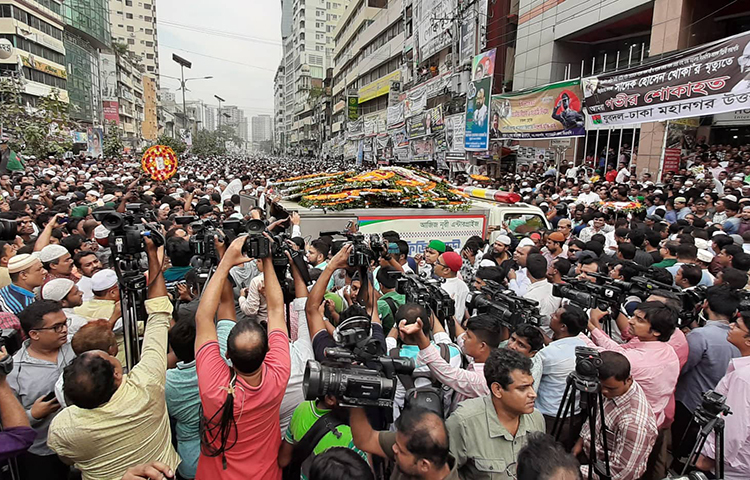 বৃহস্পতিবার দুপুর ২টায় নয়াপল্টনে বিএনপির কেন্দ্রীয় কার্যালয়ের সামনে তার জানাজা অনুষ্ঠিত হয়। সংসদ ভবনে দ্বিতীয় নামাজে জানাজা ও কেন্দ্রীয় শহীদ মিনারে সর্বস্তরের মানুষের শ্রদ্ধা জানানোর পর বৃহস্পতিবার দুপুর পৌনে দুইটার নয়াপল্টনে আনা হয় খোকার মরদেহ। নয়াপল্টনে জানাজা পড়ান জাতীয়তাবাদী ওলামা দলের মাওলানা নেসারুল হক। ছবি: বিপ্লব দিক্ষিৎ