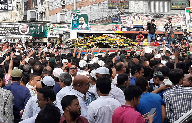 এর আগে সকাল সাড়ে ৮টায় ২৮ মিনিটে হযরত শাহজালাল আন্তর্জাতিক বিমানবন্দরে পৌঁছায় বিএনপির এই অন্যতম প্রভাবশালী নেতার মরদেহবাহী ফ্লাইটটি। বিমানবন্দরে খোকার মরদেহ গ্রহণ করেন বিএনপির স্থায়ী কমিটির সদস্য মির্জা আব্বাস ও ইকবাল হাসান মাহমুদ টুকু। ছবি: বিপ্লব দিক্ষিৎ