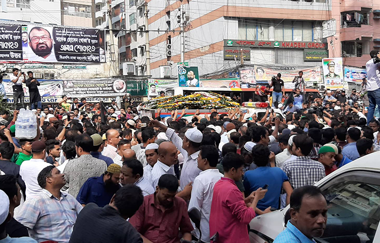 এদিকে প্রিয় নেতাকে শেষবারের মতো একনজর দেখা ও তাকে শেষ শ্রদ্ধা জানানোর জন্য নয়াপল্টনে বিএনপি লাখ লাখ নেতাকর্মীদের ঢল নেমেছে। ছবি: বিপ্লব দিক্ষিৎ