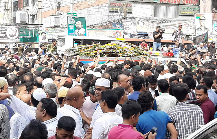 দুপুর ১২টার আগে থেকেই বুকে কালো ব্যাজ ধারণ করে নেতাকর্মীরা ধীরে ধীরে নয়াপল্টনে জড়ো হতে থাকেন। নয়াপল্টনে সাদেক হোসেন খোকার তৃতীয় নামাজে জানাজা অনুষ্ঠিত হয়। ছবি: বিপ্লব দিক্ষিৎ