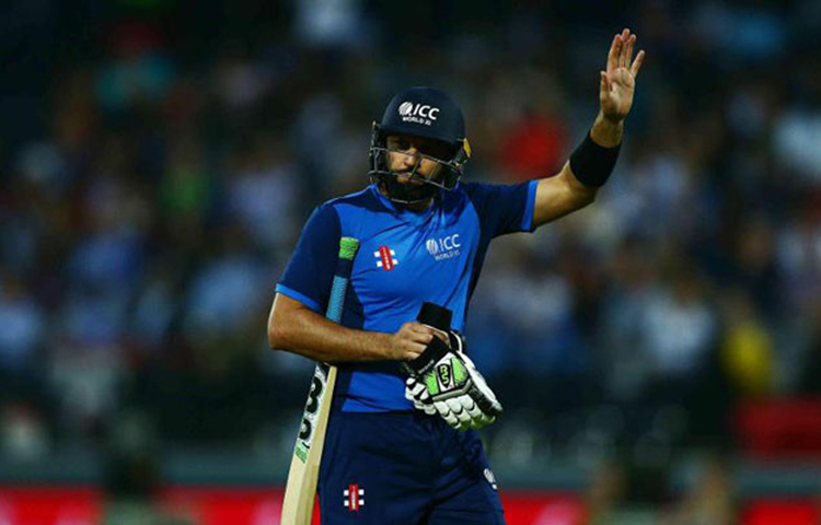 শহিদ আফ্রিদি: ২০০০ সালে করাচির এক হোটেলে এক ঝাঁক তরুণীর সঙ্গে অন্তরঙ্গ অবস্থায় দেখা যায় আফ্রিদিকে। ছিলেন আরও কয়েকজন পাক ক্রিকেটার। যদিও পরে আফ্রিদিদের বক্তব্য ছিল যে, করাচির হোটেলে মেয়েরা তাদের অটোগ্রাফ নিতে এসেছিল। এরপরই ঘটে এই কেলেঙ্কারির ঘটনা।