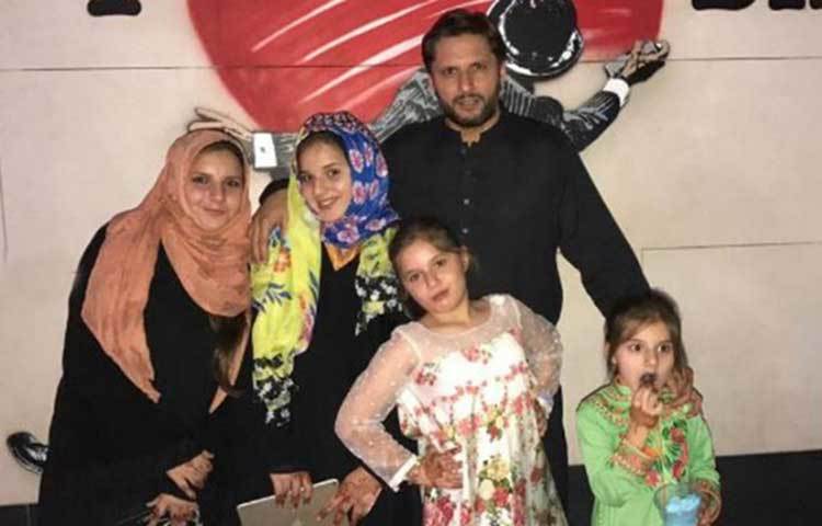 শাহীদ আফ্রিদির ঘর আলো করে এল মেয়েসন্তান। আরও একবার বাবা হলেন প্রাক্তন পাকিস্তানি ক্রিকেটার।