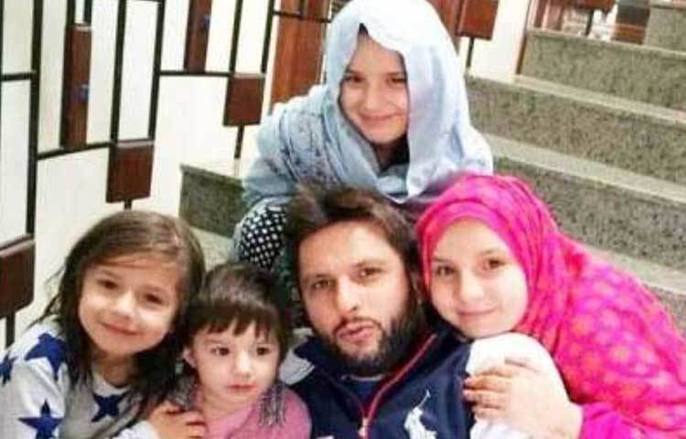 গতবছর নিজের মেয়েদের নিয়ে বিতর্কিত মন্তব্য করেছিলেন শাহীদ আফ্রিদি। বলেছিলেন, ‘মেয়েদের বাইরে খেলাধুলায় অনুমতি দিই না। সামাজিক ও ধর্মীয় কারণে বারণ করি। নারীবাদীরা যা ইচ্ছা বলতে পারেন, কিন্তু ওদের বাইরে গিয়ে খেলাধুলার অনুমতি নেই। ঘরের মধ্যে যা ইচ্ছা খেলতে পারে।’