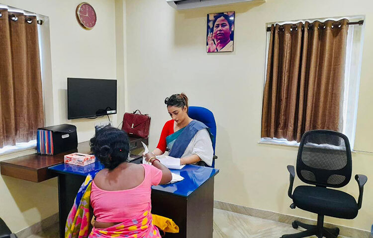 পার্টি অফিসের ছবি ফেসবুকে প্রকাশ করে সায়ন্তিকা ক্যাপশনে লিখেছেন, ‘এ ওয়ার্কিং সানডে অ্যাট আওয়ার পার্টি অফিস, তৃণমূল ভবন, কলকাতা’। ছবি: ফেসবুক