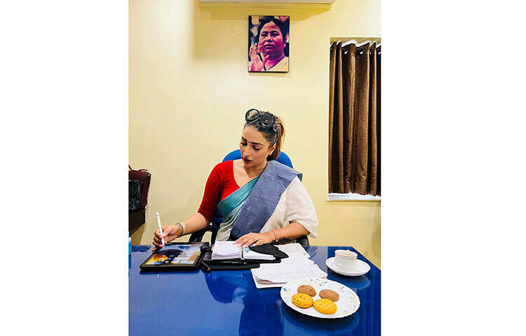 অভিনয় এবং রাজনীতি সমান তালে চালিয়ে যাচ্ছেন সায়ন্তিকা। ছবি: ফেসবুক